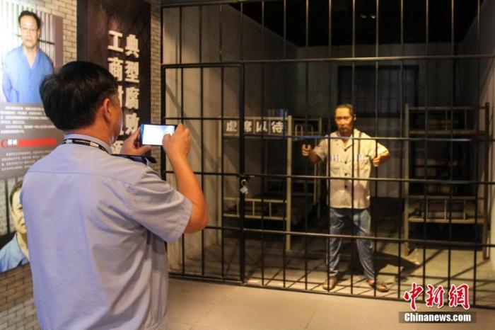 資料圖：2015年10月，海南省公安廳組織黨員干部前往反腐倡廉警示教育基地參觀受教。洪堅(jiān)鵬 攝