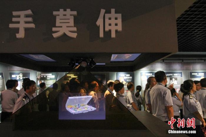 資料圖：2015年10月，海南省公安廳組織黨員干部前往反腐倡廉警示教育基地參觀受教。洪堅(jiān)鵬 攝