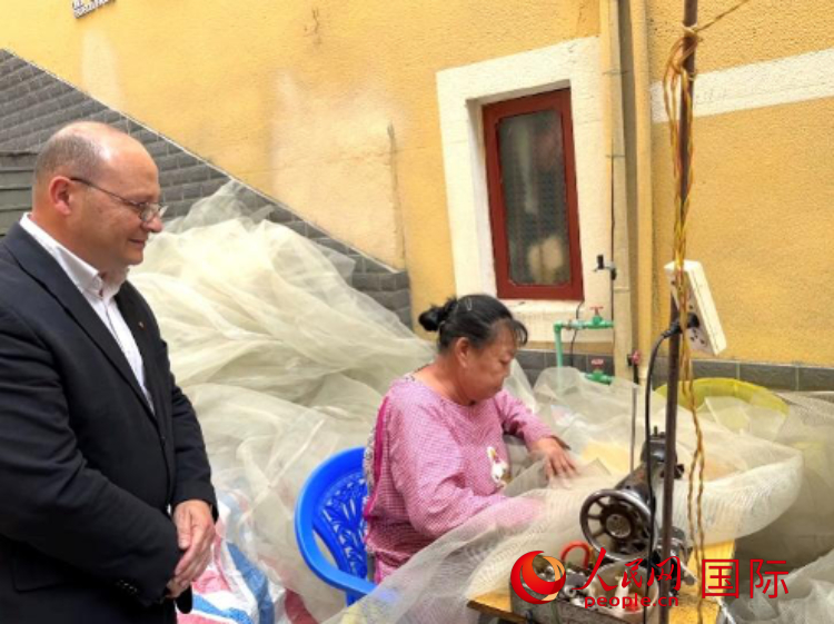 馬耳他瑪格麗特中學(xué)“中國角”教師馬丁·阿佐帕迪在福建省寧德市下歧村參觀。人民網(wǎng)記者 周雨攝