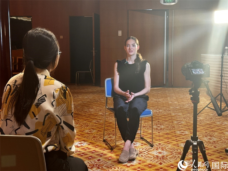 莫斯科大劇院芭蕾舞團(tuán)首席舞者埃莉奧諾拉·塞弗納德接受人民網(wǎng)記者專訪。人民網(wǎng)記者 申佳平攝