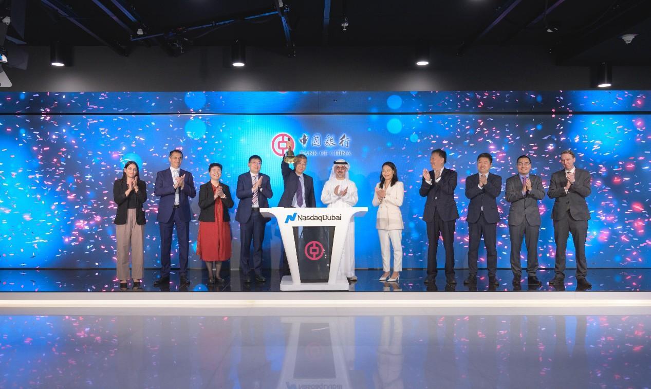 圖為中外嘉賓出席搖鈴儀式。迪拜納斯達克供圖