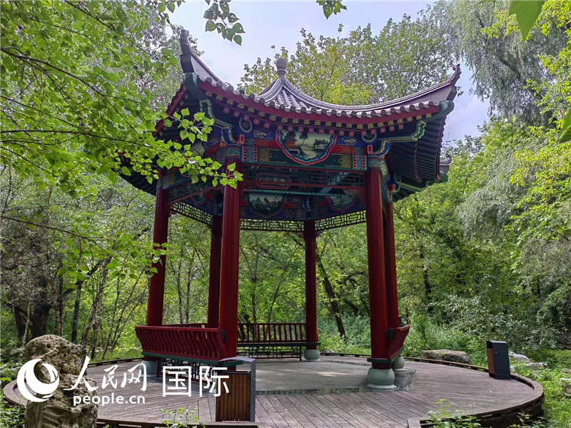 莫斯科中國貿(mào)易中心的中式園林“華銘園”一角。人民網(wǎng)記者 申亞欣攝