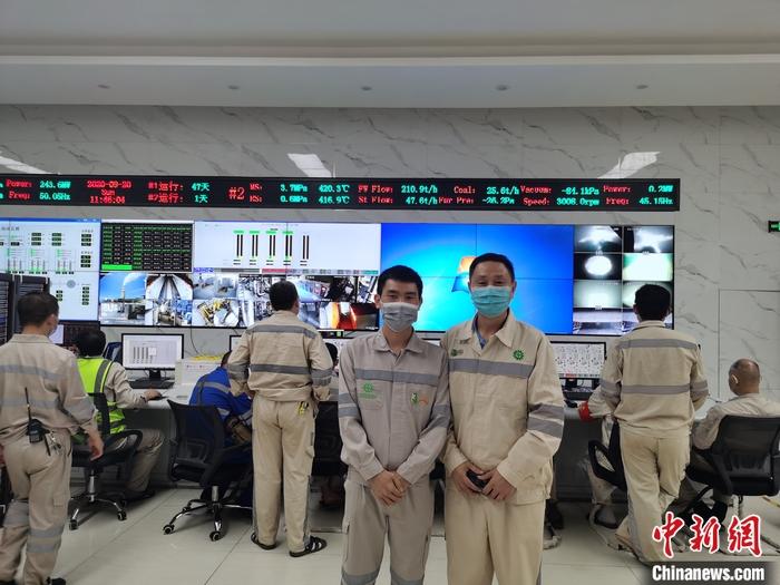圖為張歡國(右)和青山項目中方負(fù)責(zé)人的控制室合影。 受訪者供圖