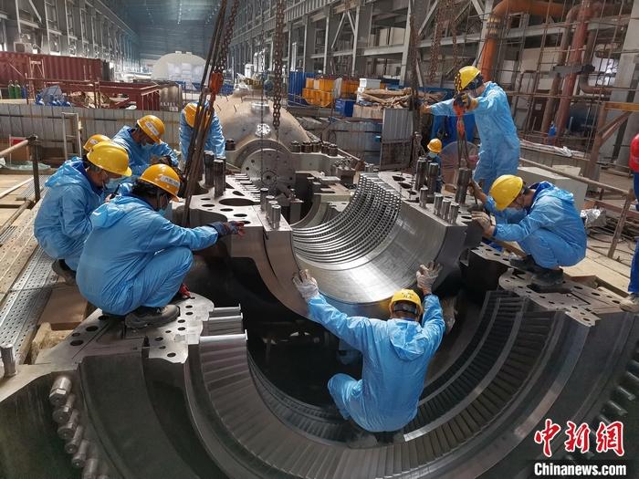 圖為青山緯達(dá)貝園區(qū)汽輪機(jī)機(jī)組在進(jìn)行現(xiàn)場安裝。 受訪者供圖