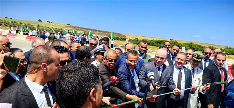2023年8月12日，阿爾及利亞總理阿卜杜拉赫曼（前右四）參加阿爾及利亞?wèn)|西高速公路東標(biāo)段主線84公里段通車儀式。中信建設(shè)供圖