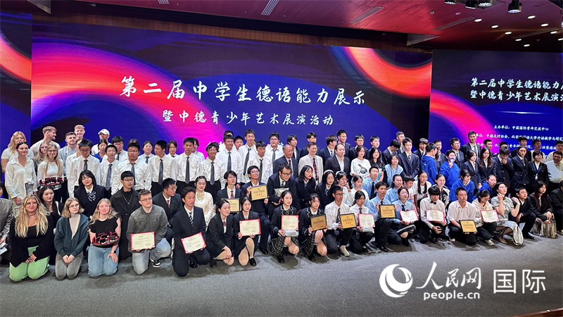 現(xiàn)場學生與嘉賓合影。（攝影：張麗鷗）