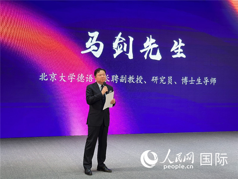 北京大學德語系長聘副教授馬劍點評學生表現(xiàn)。（攝影：張麗鷗）