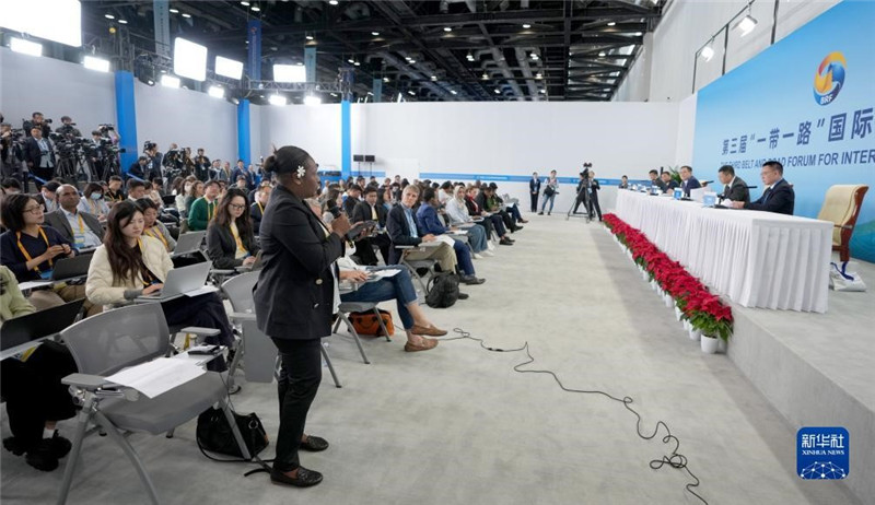 10月16日，第三屆“一帶一路”國(guó)際合作高峰論壇新聞中心在北京國(guó)家會(huì)議中心舉行首場(chǎng)吹風(fēng)會(huì)，邀請(qǐng)自然資源部國(guó)際合作司和相關(guān)單位負(fù)責(zé)人介紹有關(guān)情況，并回答記者提問(wèn)。新華社記者 王毓國(guó)攝