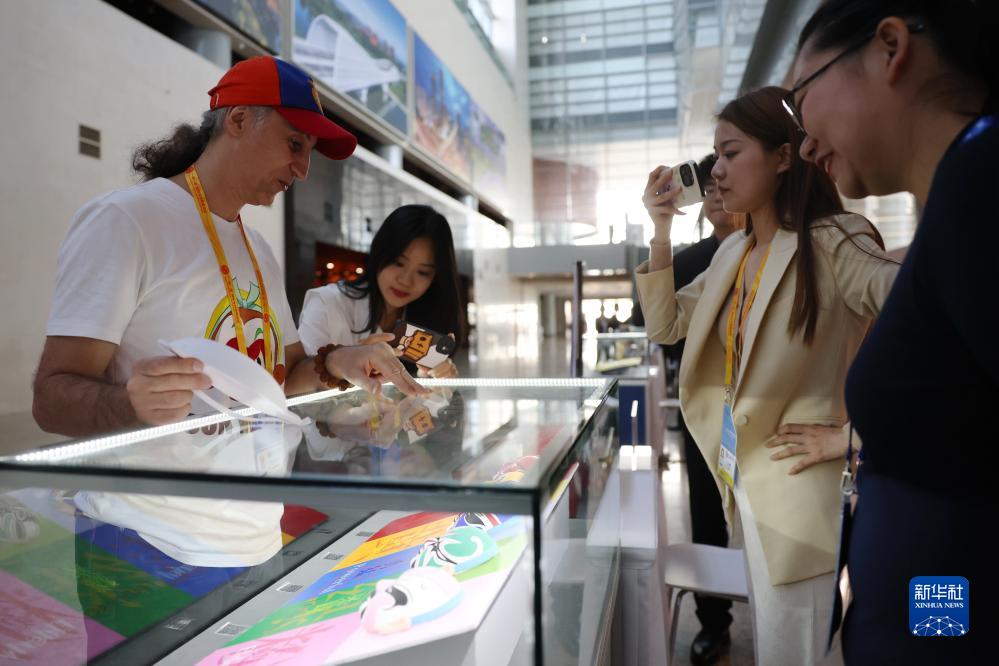 10月16日，參會記者在“一帶一路”國際合作高峰論壇新聞中心參觀展示的中國非物質(zhì)文化遺產(chǎn)展品。新華社記者 陳斌 攝