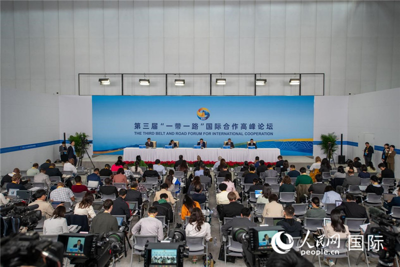 10月16日，第三屆“一帶一路”國(guó)際合作高峰論壇新聞中心在北京國(guó)家會(huì)議中心舉行首場(chǎng)吹風(fēng)會(huì)，邀請(qǐng)自然資源部國(guó)際合作司和相關(guān)單位負(fù)責(zé)人介紹有關(guān)情況，并回答記者提問。人民網(wǎng)記者 翁奇羽攝