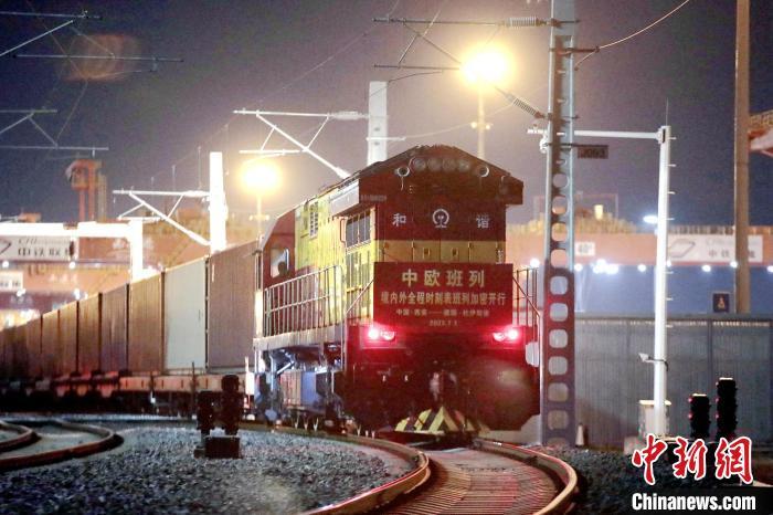 圖為中歐班列整裝待發(fā)?！＄姾擦?攝