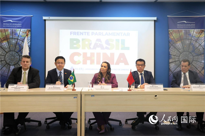 新一屆里約州巴西中國(guó)議員陣線在里約熱內(nèi)盧成立并舉行慶祝活動(dòng)，與會(huì)嘉賓在現(xiàn)場(chǎng)致辭。 人民網(wǎng)記者 時(shí)元皓攝