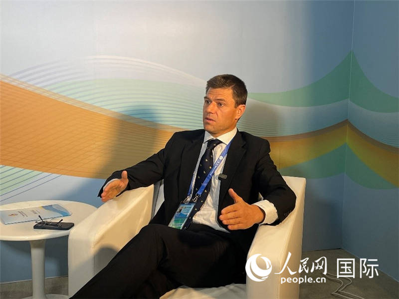葡中工商會秘書長伯納德?門迪亞接受采訪。 人民網(wǎng)記者 張榮攝