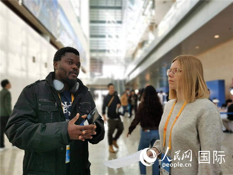 剛果（金）未來集團廣播電視部記者雨果-恩澤扎接受人民網(wǎng)采訪。人民網(wǎng) 孫鴻宇攝