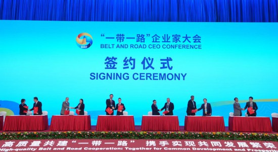 　　這是10月17日拍攝的簽約儀式現(xiàn)場(chǎng)。當(dāng)日，“一帶一路”企業(yè)家大會(huì)在北京召開。（新華社記者王毓國(guó)攝）