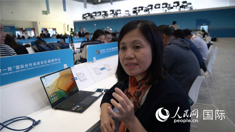 越南之聲廣播電臺記者胡鴻行（音譯，H? H?ng H?nh）與記者交談。人民網(wǎng) 楊春燕攝