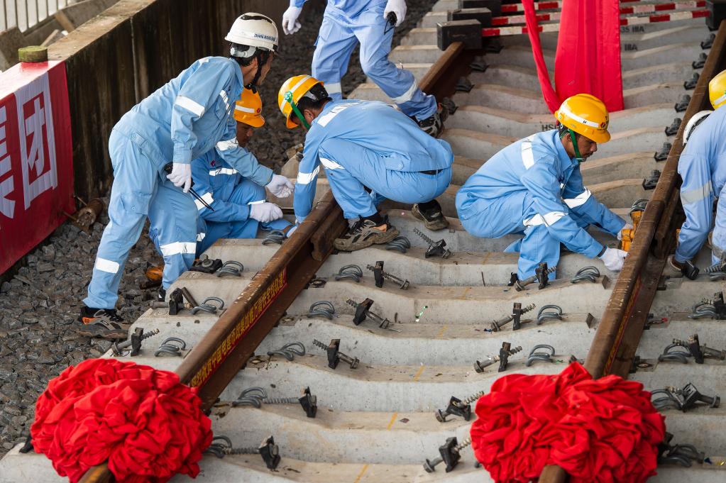 3月31日，在印度尼西亞雅加達(dá)雅萬高鐵哈利姆車站，工人鋪設(shè)雅萬高鐵全線最后一根鋼軌。