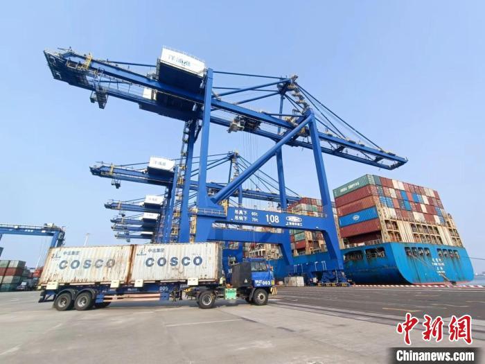 圖為海南洋浦國(guó)際集裝箱碼頭，卡車將集裝箱從后方堆場(chǎng)運(yùn)往碼頭裝卸區(qū)?！?jiān)潞?攝