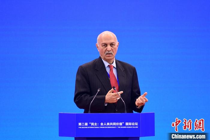 3月23日，第二屆“民主：全人類共同價(jià)值”國際論壇開幕式在北京舉行。圖為巴基斯坦參議院國防委員會(huì)主席穆沙希德·侯賽因在開幕式上作主題發(fā)言。 <a target='_blank' href='/'><p  align=