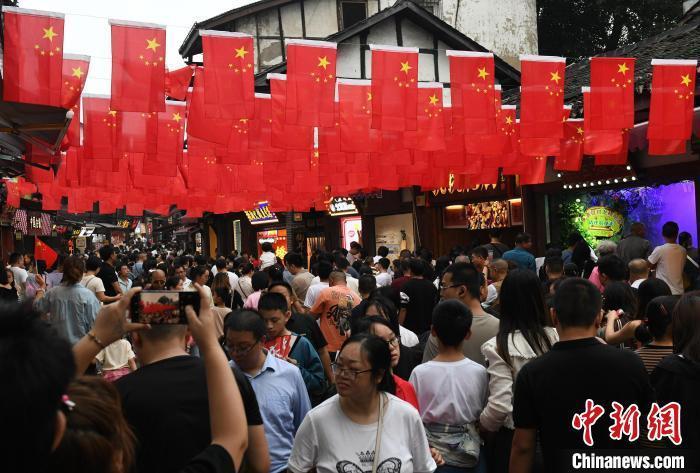 圖為重慶千年古鎮(zhèn)磁器口游人如織。<a target='_blank' href='/' ><p  align=