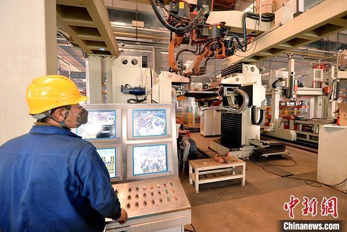 資料圖：車間內(nèi)工作人員進行機器操作。<a target='_blank' href='/' _fcksavedurl='/'><p  align=