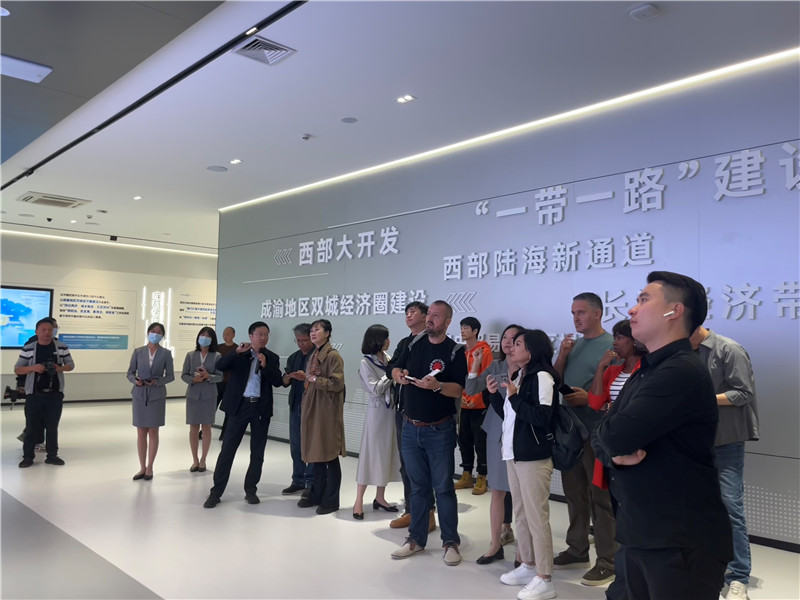 （成都國(guó)際鐵路港展廳，中外記者邊聽邊記，了解成都國(guó)際鐵路港運(yùn)行情況 趙橙涔攝