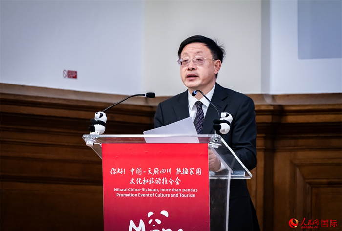 四川省文化和旅游廳廳長戴允康作文化旅游推介。人民網 郭錦標攝