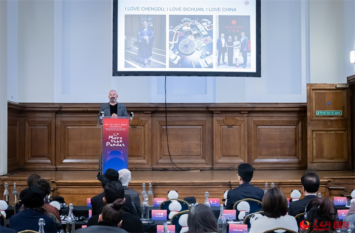 英國群英創(chuàng)意全球首席執(zhí)行官杰米·撒杰特在現場發(fā)言，分享如何進一步提升四川旅游的國際影響力、吸引更多的英國游客。人民網 郭錦標攝