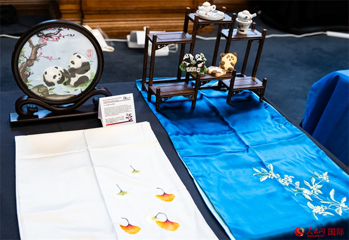 活動現場的現場文創(chuàng)展、互動體驗區(qū)、非遺區(qū)展示。人民網 郭錦標攝