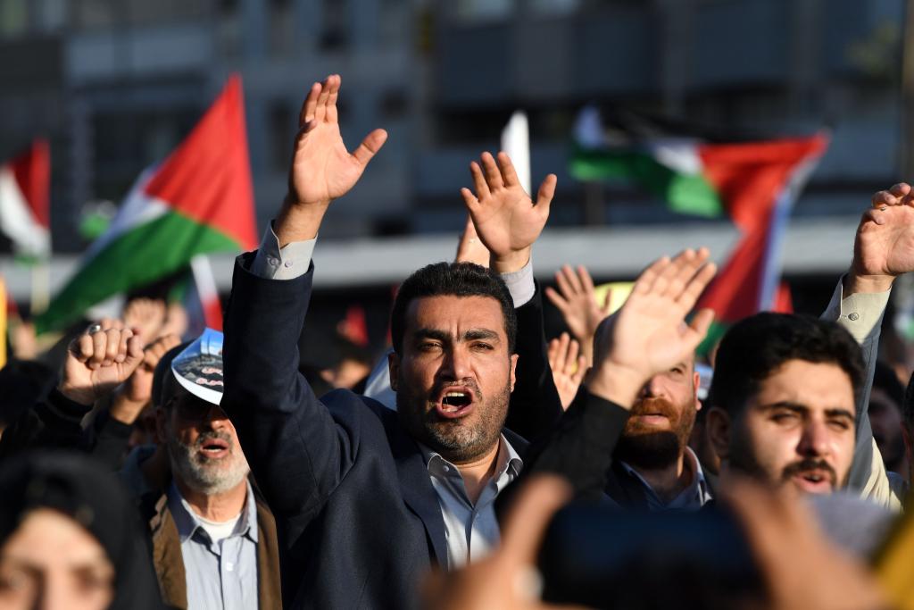 10月18日，人們?cè)谝晾实潞谔m舉行集會(huì)。當(dāng)日，突尼斯、土耳其、伊朗等多國(guó)民眾舉行集會(huì)，表達(dá)對(duì)巴勒斯坦人民的支持，并譴責(zé)針對(duì)加沙城醫(yī)院的襲擊。新華社記者 沙達(dá)提 攝