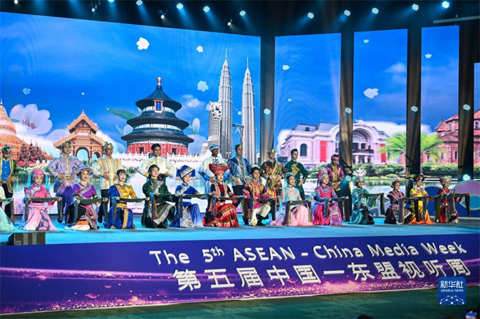 10月21日，在馬來西亞行政首都普特拉賈亞，演員在第五屆中國—東盟視聽周開幕活動(dòng)上表演。新華社記者 程一恒 攝