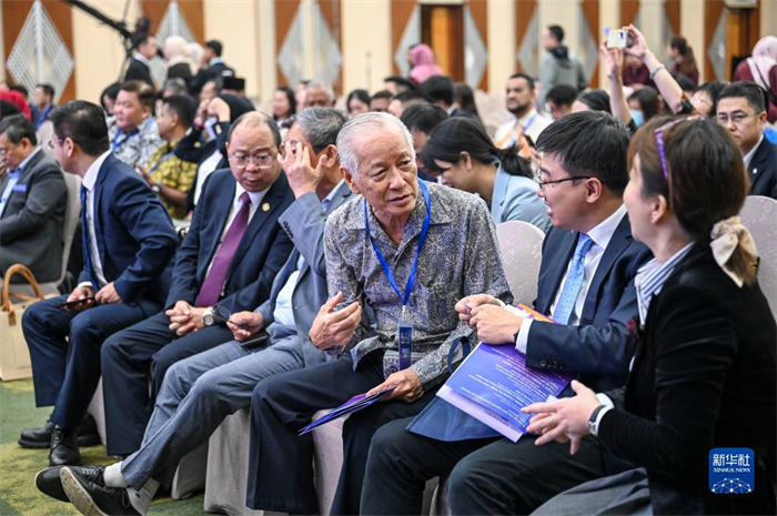 10月21日，在馬來西亞行政首都普特拉賈亞，嘉賓在第五屆中國—東盟視聽周開幕活動(dòng)上交談。新華社記者 程一恒 攝