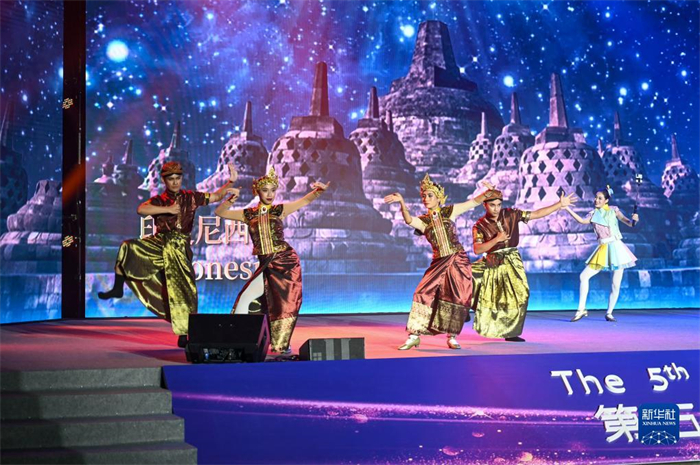 10月21日，在馬來西亞行政首都普特拉賈亞，演員在第五屆中國—東盟視聽周開幕活動(dòng)上表演。新華社記者 程一恒 攝