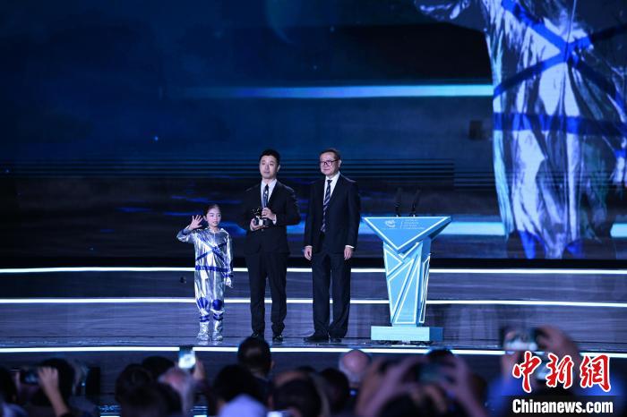 10月21日，2023雨果獎(jiǎng)在成都揭曉。中國(guó)科幻作家海漄憑小說(shuō)《時(shí)空畫(huà)師》獲2023雨果獎(jiǎng)“最佳短中篇小說(shuō)”?！D片由第81屆世界科幻大會(huì)組委會(huì)提供