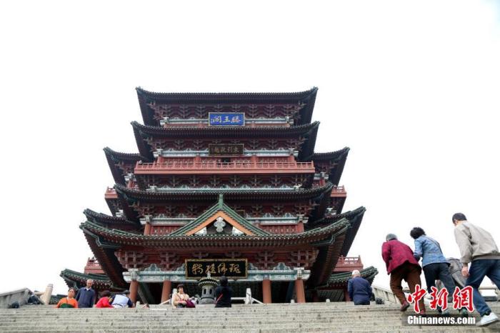 資料圖：中國農歷九月初九，重陽佳節(jié)。民眾來到位于江西南昌的滕王閣旅游區(qū)，登高祈福。<a target='_blank' href='/'><p  align=