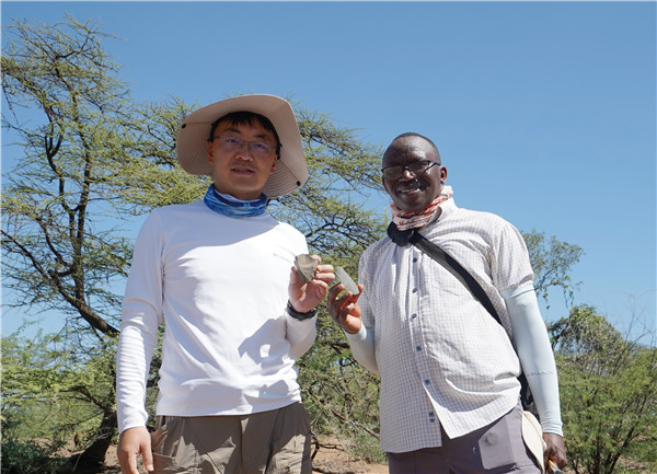 新發(fā)現(xiàn)的典型勒瓦婁哇石核和勒瓦婁哇尖狀器。中肯聯(lián)合考古隊供圖