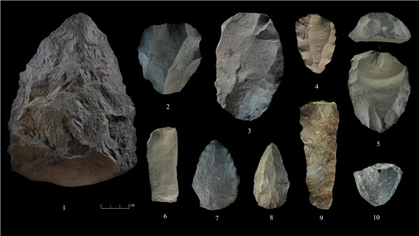 石制品 1.手斧 2、4、5.勒瓦婁哇石核（循環(huán)剝片法、優(yōu)先剝片法）3.勒瓦婁哇石葉石核 6.勒瓦婁哇石葉 7、8.勒瓦婁哇尖狀器 9.石葉 10.錐形石葉石核。中肯聯(lián)合考古隊供圖
