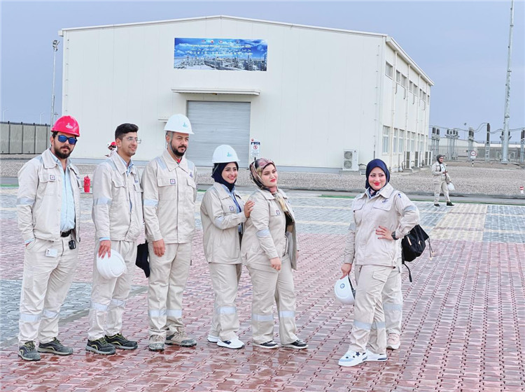 部分伊拉克員工合影。中國石油工程建設(shè)有限公司供圖