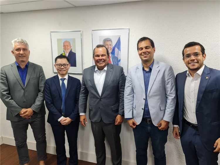 巴伊亞州副州長杰拉爾多·儒尼奧爾（中）與中國—巴伊亞州礦業(yè)委員會主要成員合影。巴西巴伊亞州“中國—巴伊亞州礦業(yè)委員會”供圖