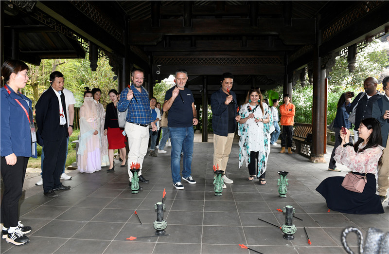 在安樂泉，中外記者體驗(yàn)投壺 趙橙涔攝