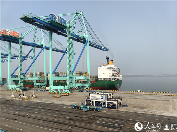 天津港北疆港區(qū)C段智能化集裝箱碼頭。人民網(wǎng)記者 符園園攝