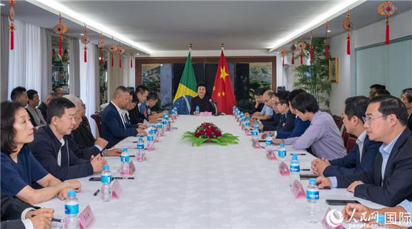 當(dāng)?shù)貢r(shí)間10月23日，國(guó)務(wù)院僑務(wù)辦公室主任陳旭（中）在巴西里約熱內(nèi)盧出席國(guó)務(wù)院僑辦代表團(tuán)與里約僑界座談會(huì)。  王天聰 攝