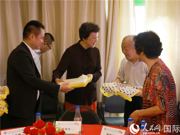 當(dāng)?shù)貢r(shí)間10月23日，國(guó)務(wù)院僑務(wù)辦公室主任陳旭（中）在巴西華人文化交流協(xié)會(huì)會(huì)館出席里約僑界舉辦的重陽節(jié)敬老聯(lián)歡活動(dòng)，并為里約僑界長(zhǎng)者代表送上慰問品。  人民網(wǎng)記者 陳海琪攝