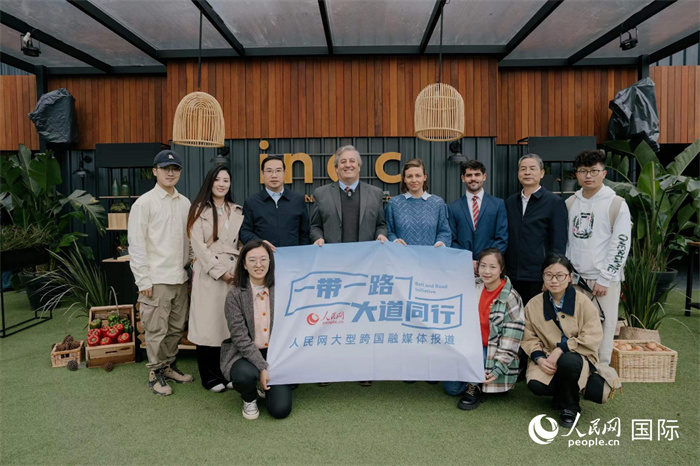 在烏拉圭第118屆普拉多牧農(nóng)業(yè)國際博覽會(huì)上，烏拉圭國家肉類協(xié)會(huì)主席與人民網(wǎng)記者合影。人民網(wǎng)記者 張若涵攝