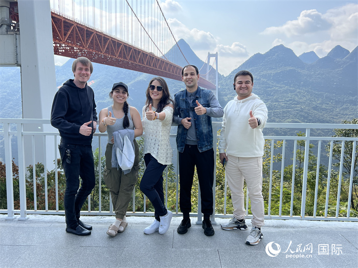 歐亞國家記者在壩陵河大橋下合影，并給大橋“點(diǎn)贊”。人民網(wǎng) 花放攝