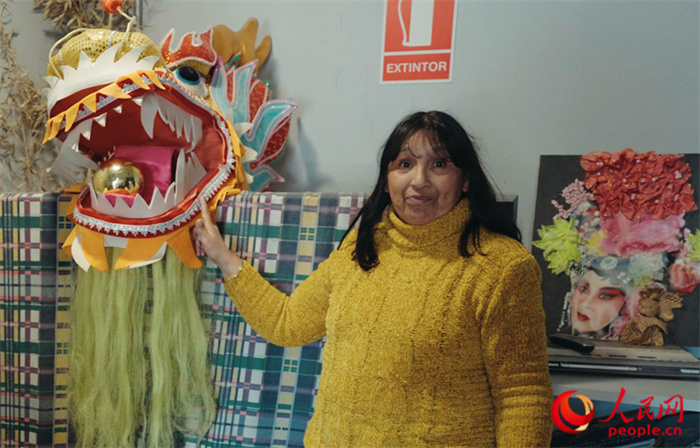 “熊貓閱覽室”一角。盧漢·梅洛為記者展示大使館贈(zèng)送的龍頭。人民網(wǎng)記者 張若涵攝