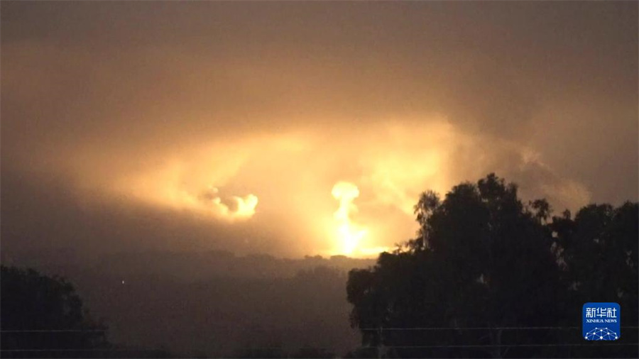 這張從以色列國防軍發(fā)布視頻中截取的圖片顯示，10月27日晚，以軍進入加沙地帶開展地面行動。新華社發(fā)