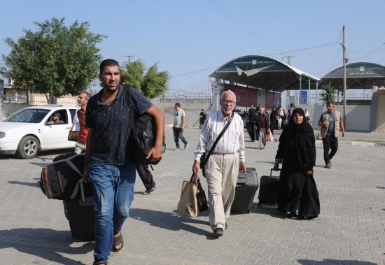   11月1日，人們在拉法口岸加沙一側(cè)準(zhǔn)備前往埃及。新華社發(fā)（哈立德·奧馬爾攝）