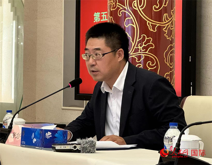 10月31日，歐美同學(xué)會(huì)副秘書(shū)長(zhǎng)滕劍峰在第五屆中法文化論壇媒體吹風(fēng)會(huì)上講話。（人民網(wǎng) 謝瑩攝）