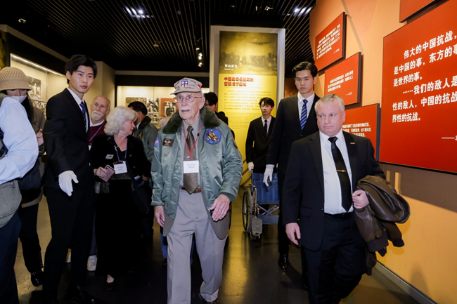 2023年10月30日，美國飛虎隊(duì)老兵梅爾·麥克馬倫一行參訪中國人民抗日戰(zhàn)爭紀(jì)念館。中國人民對外友好協(xié)會供圖